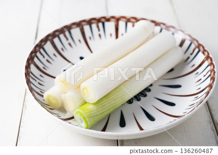 scallions 136260487