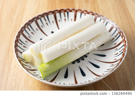 scallions 136260490