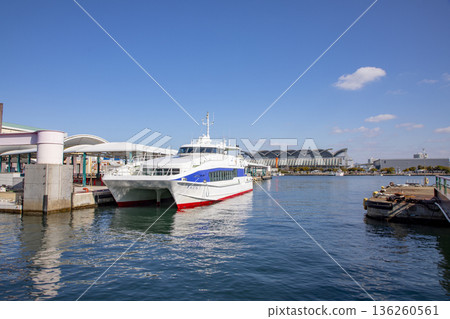 從博多港眺望福岡市渡輪和福岡海洋展覽中心 136260561