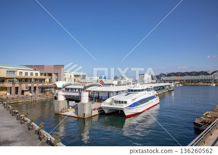 從博多港眺望福岡市渡輪和福岡海洋展覽中心 136260562