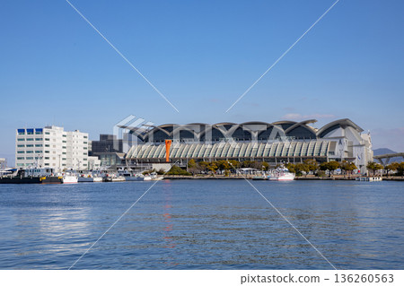 從博多港眺望福岡國際展覽中心。 136260563