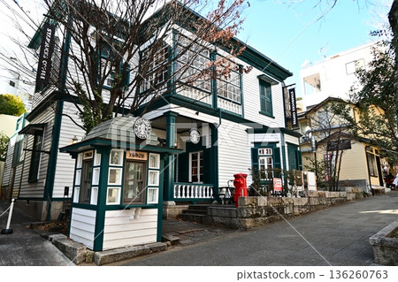 這家西式咖啡館美麗的外部設計講述了神戶北野的歷史故事。 這家西式咖啡館美麗的外部設計講述了神戶北野的歷史故事。 136260763