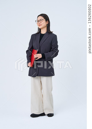 一位身穿夾克式服裝的年輕職業女性 136260802