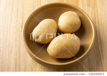 potatoes 136260851