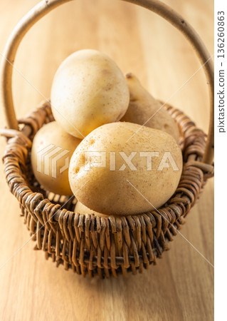 potatoes 136260863