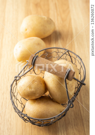 potatoes 136260872