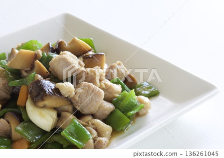 中式雞肉炒青椒和香菇 中式雞肉炒青椒和香菇 136261045
