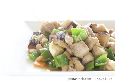中式雞肉炒青椒和香菇 中式雞肉炒青椒和香菇 136261047
