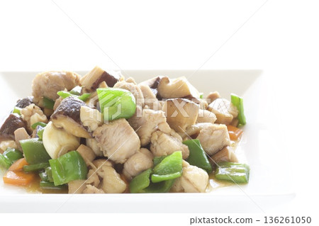 Chinese stir-fried chicken, green peppers and shiitake mushrooms 136261050