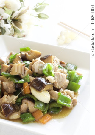 Chinese stir-fried chicken, green peppers and shiitake mushrooms Chinese stir-fried chicken, green peppers and shiitake mushrooms 136261051