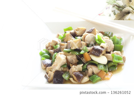 Chinese stir-fried chicken, green peppers and shiitake mushrooms Chinese stir-fried chicken, green peppers and shiitake mushrooms 136261052