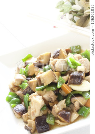 Chinese stir-fried chicken, green peppers and shiitake mushrooms Chinese stir-fried chicken, green peppers and shiitake mushrooms 136261053