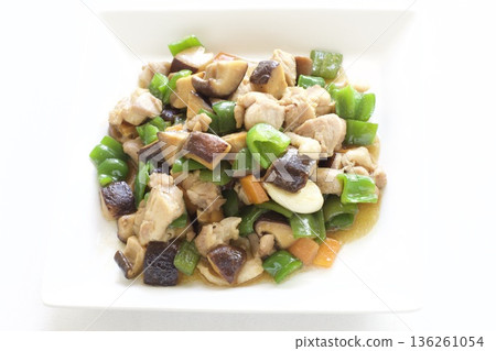Chinese stir-fried chicken, green peppers and shiitake mushrooms 136261054