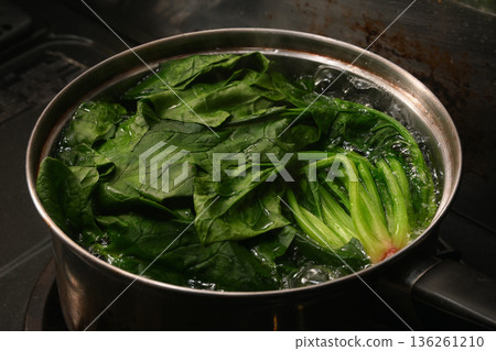 Boiling spinach Boiling spinach 136261210