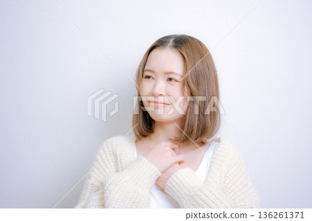 白色針織衫的女人 136261371