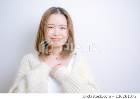 白色針織衫的女人 白色針織衫的女人 136261372