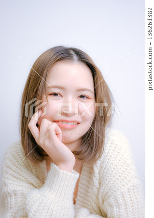 白色針織衫的女人 白色針織衫的女人 136261382
