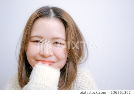 白色針織衫的女人 136261392