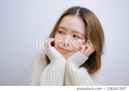 白色針織衫的女人 白色針織衫的女人 136261397