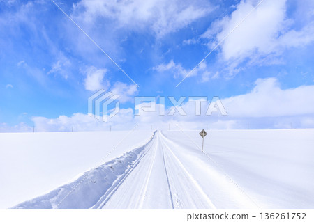 Winter Kinmugi Hill in Abira Town, Hokkaido, which has been used for TV commercials [February] 136261752