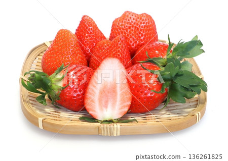 Freshly picked strawberries (Yayoihime) 136261825