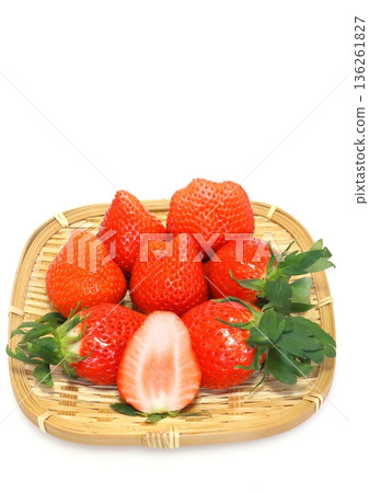 新鮮採摘的草莓（彌生姬，豎幅構圖） 136261827