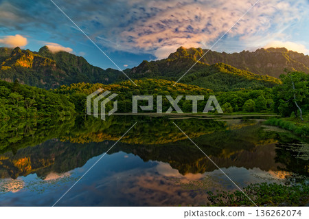從鏡池眺望日出時的戶隱山脈 從鏡池眺望日出時的戶隱山脈 136262074