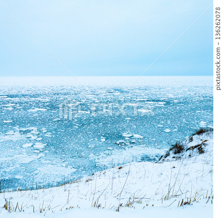 仲冬時節，從北海道網走市能登呂岬眺望鄂霍次克海的浮冰景色 136262078