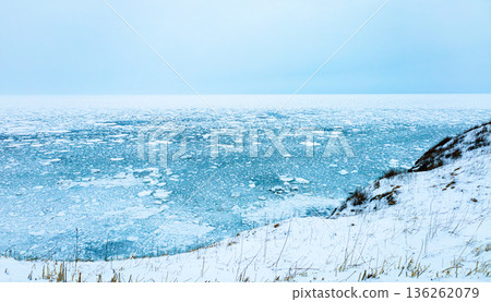 仲冬時節，從北海道網走市能登呂岬眺望鄂霍次克海的浮冰景色 136262079