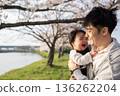 櫻花盛開的道路，笑容滿面的父親和寶寶 136262204