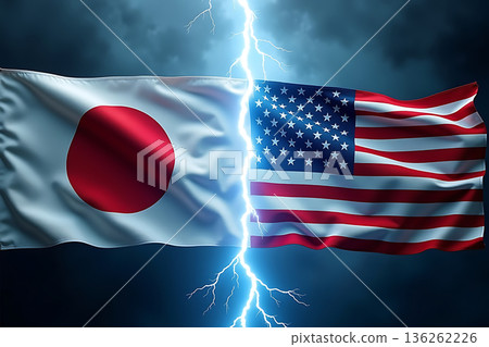 一道蒼白的閃電穿透了日本國旗和美國國旗。 136262226