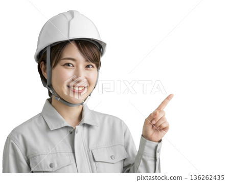 一位戴著安全帽的女士正在講解這個姿勢。透明背景 一位戴著安全帽的女士正在講解這個姿勢。透明背景 136262435