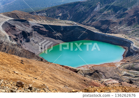 神秘的火山口湖藏王大釜 136262676