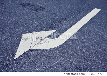 箭頭形道路標記 箭頭形道路標記 136262778