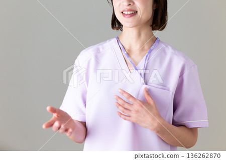 一位身穿醫用工作服的中年女護士 一位身穿醫用工作服的中年女護士 136262870