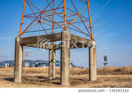 大阪府高槻市淀川右岸矗立的輸電塔 136263162