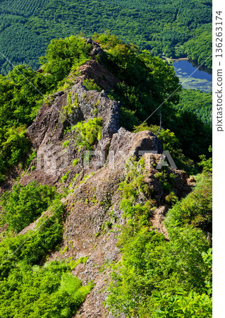 從戶隱山眺望有之渡和鏡池的岩石山峰。 136263174
