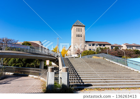 從東京都八王子市南大澤的湯之木812號公路人行天橋前往東京都立大學 136263413