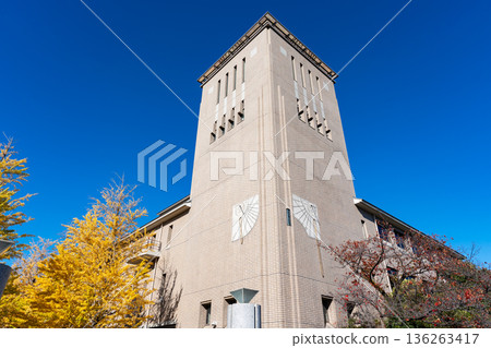 抬頭望向東京都立大學入口處的塔樓，地址：東京都八王子市南大澤 136263417