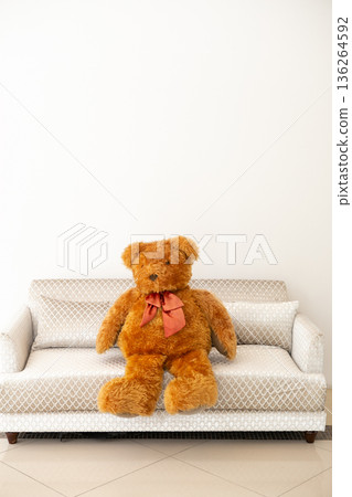 泰迪熊坐在沙發上 136264592