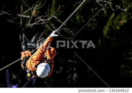 在新年救援儀式上，消防隊員們在救援示範中走過繩索。 136264622