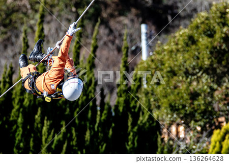 在新年救援儀式上，消防隊員們在救援示範中走過繩索。 136264628