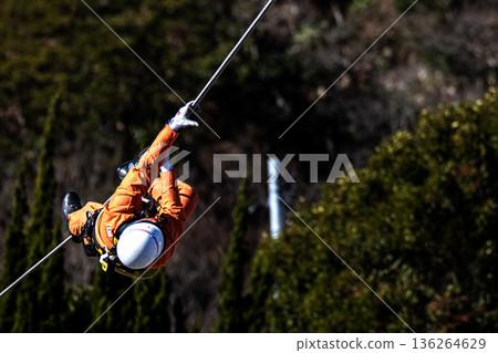 在新年救援儀式上，消防隊員們在救援示範中走過繩索。 136264629