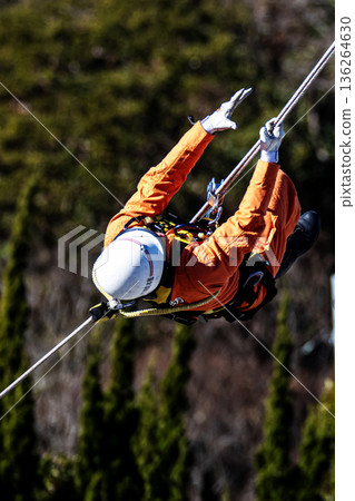 在新年救援儀式上，消防隊員們在救援示範中走過繩索。 136264630