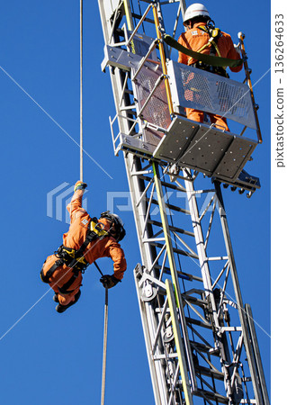 在新年消防演習中,Ranger 消防員練習從配備雲梯的消防車的高梯上下來。 在新年消防演習中,Ranger 消防員練習從配備雲梯的消防車的高梯上下來。 136264633
