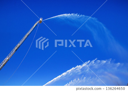 在新年慶典上，消防員們同時向藍天進行水柱噴射訓練。 136264650