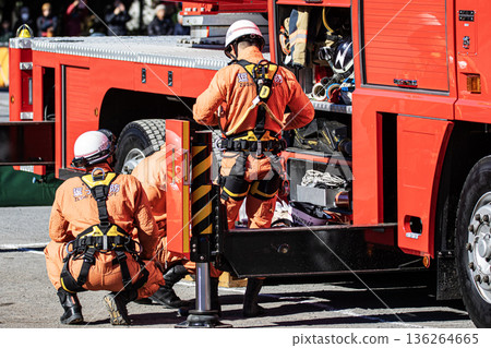 消防員們在消防車旁做好準備，將在新年儀式上進行消防訓練示範。 136264665