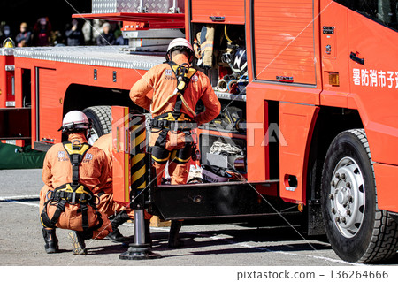 消防員們在消防車旁做好準備，將在新年儀式上進行消防訓練示範。 136264666