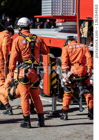 消防員們在消防車旁做好準備,將在新年儀式上進行消防訓練示範。 消防員們在消防車旁做好準備,將在新年儀式上進行消防訓練示範。 136264668