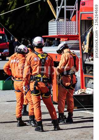 消防員們在消防車旁做好準備，將在新年儀式上進行消防訓練示範。 136264669